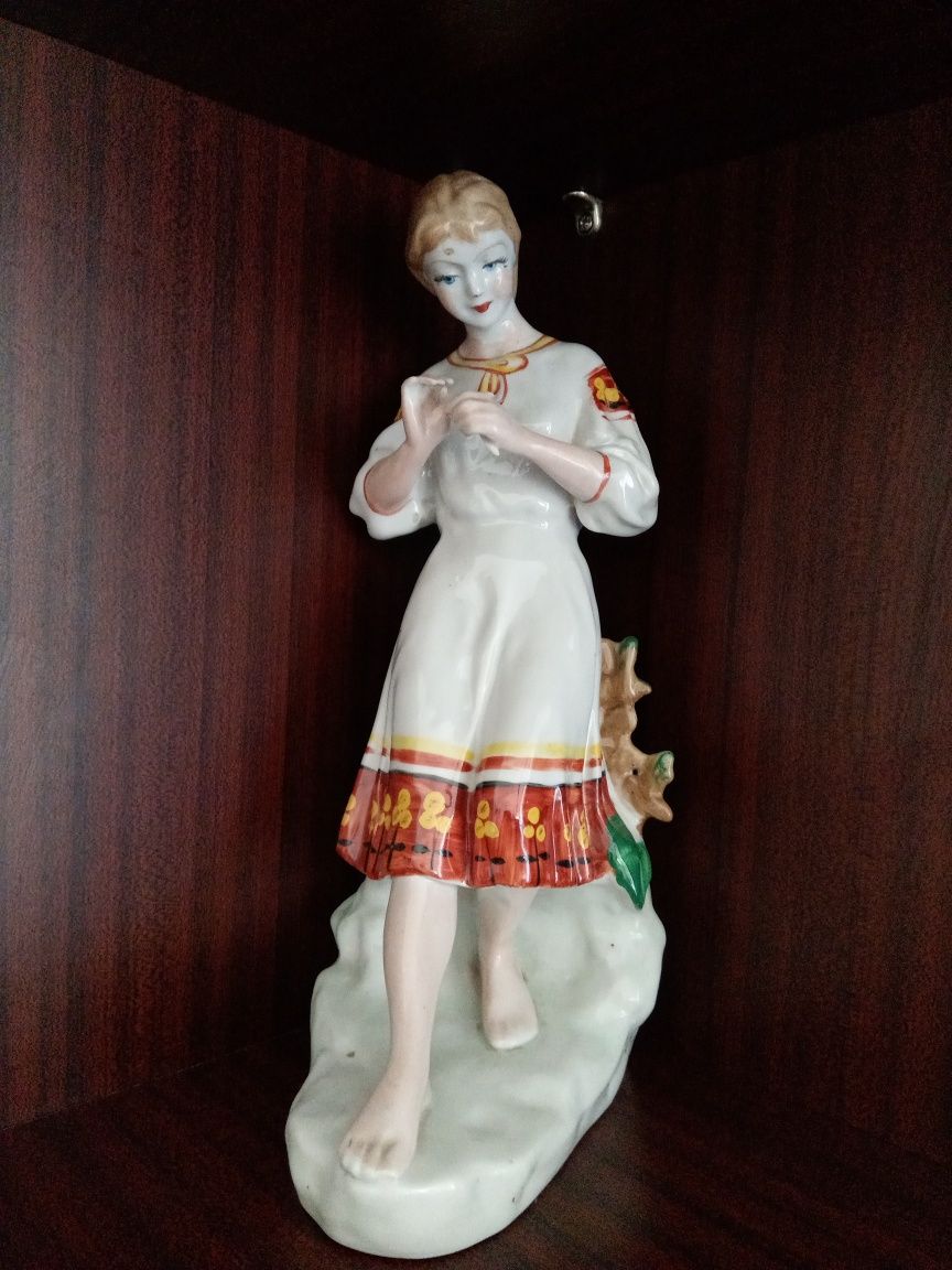 Статуэтка фарфор Девушка с ромашкой