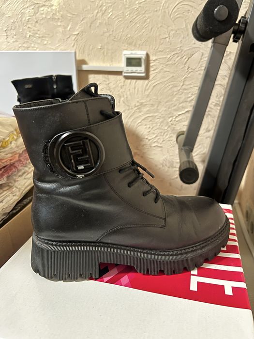 Продам ботинки женские