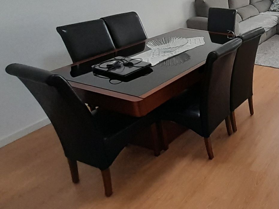Mesa com 6 cadeiras