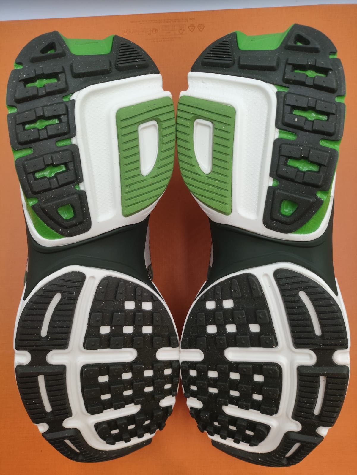 Кросівки Nike V2K Run - 43 розмір.