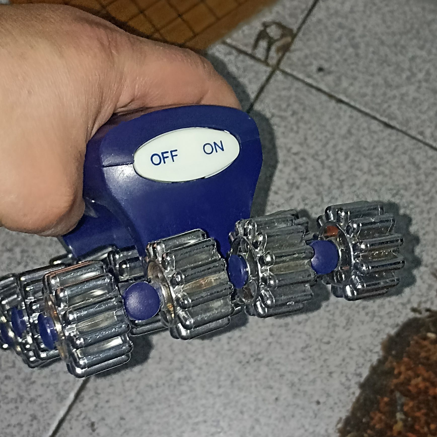 Massagador a Pilhas com várias rodas bem funcional