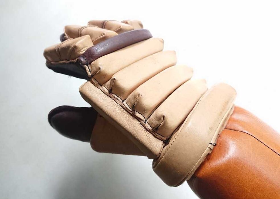 Винтажные хоккейные перчатки краги