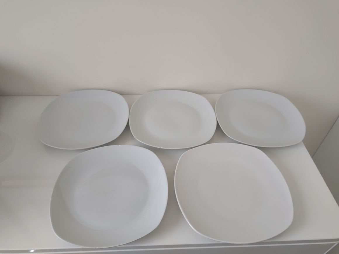 Komplet białych talerzy małych i dużych łącznie 8 sztuk