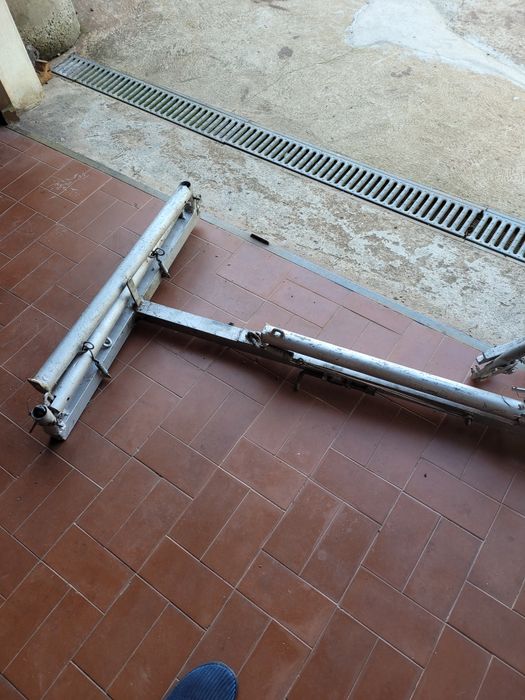 Maquina para suporte de motosserra fazendo serviço com pouco esforço