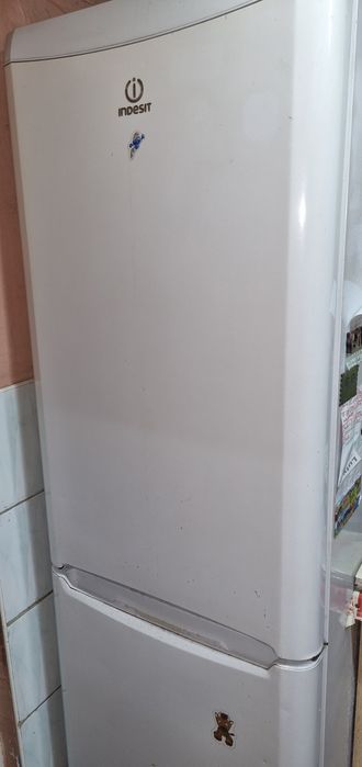 Lodówko zamrażalka marki Indesit