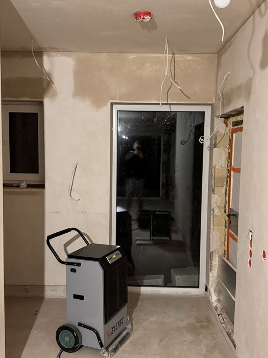 Wynajem osuszaczy o wydajności max 90L/24h do 180m2