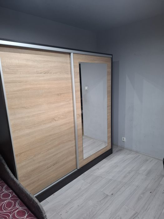 Duża szafa z przesuwanymi drzwiami