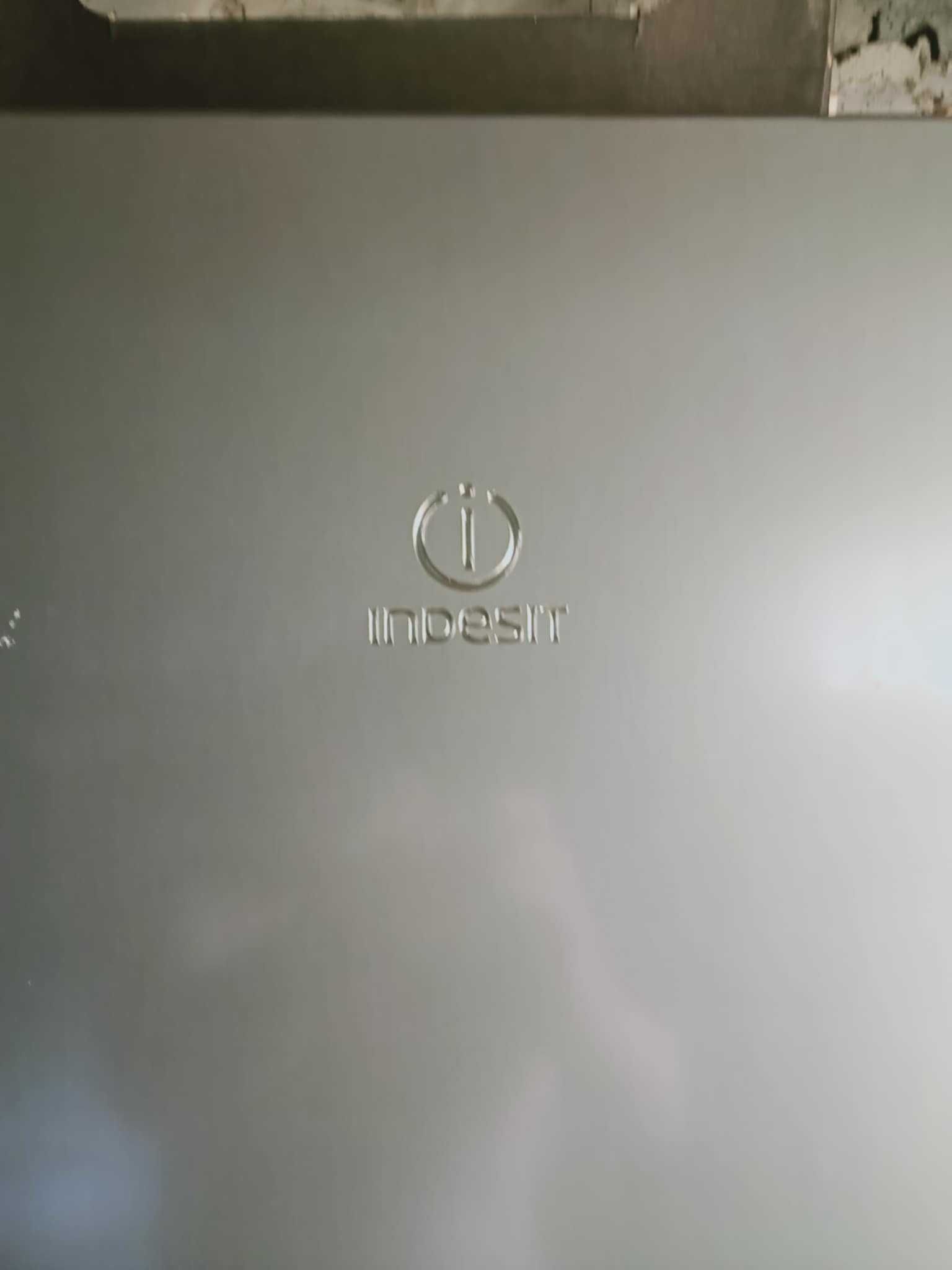 Lodówka firmy indesit