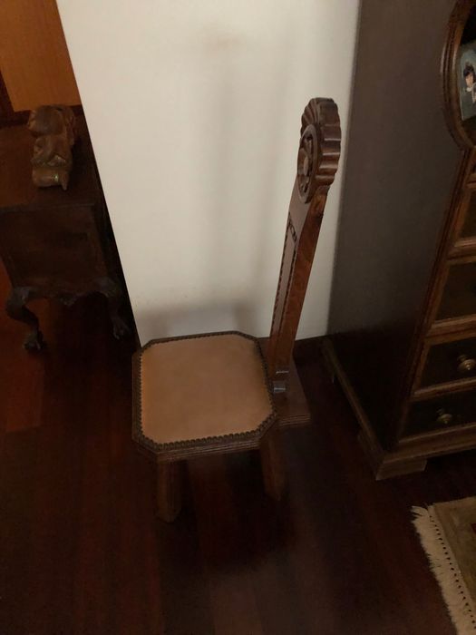 Bonita cadeiras em madeira trabalhada e com detalhes