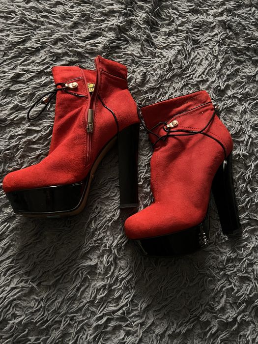 Віддам безкоштовно взуття і одяг , розмір м