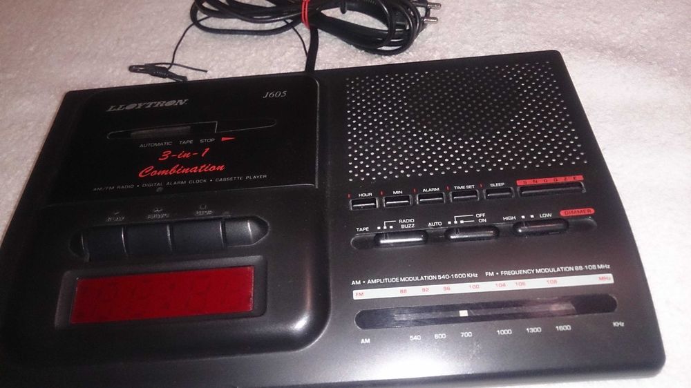 rádio despertador digital (lloytron j605)