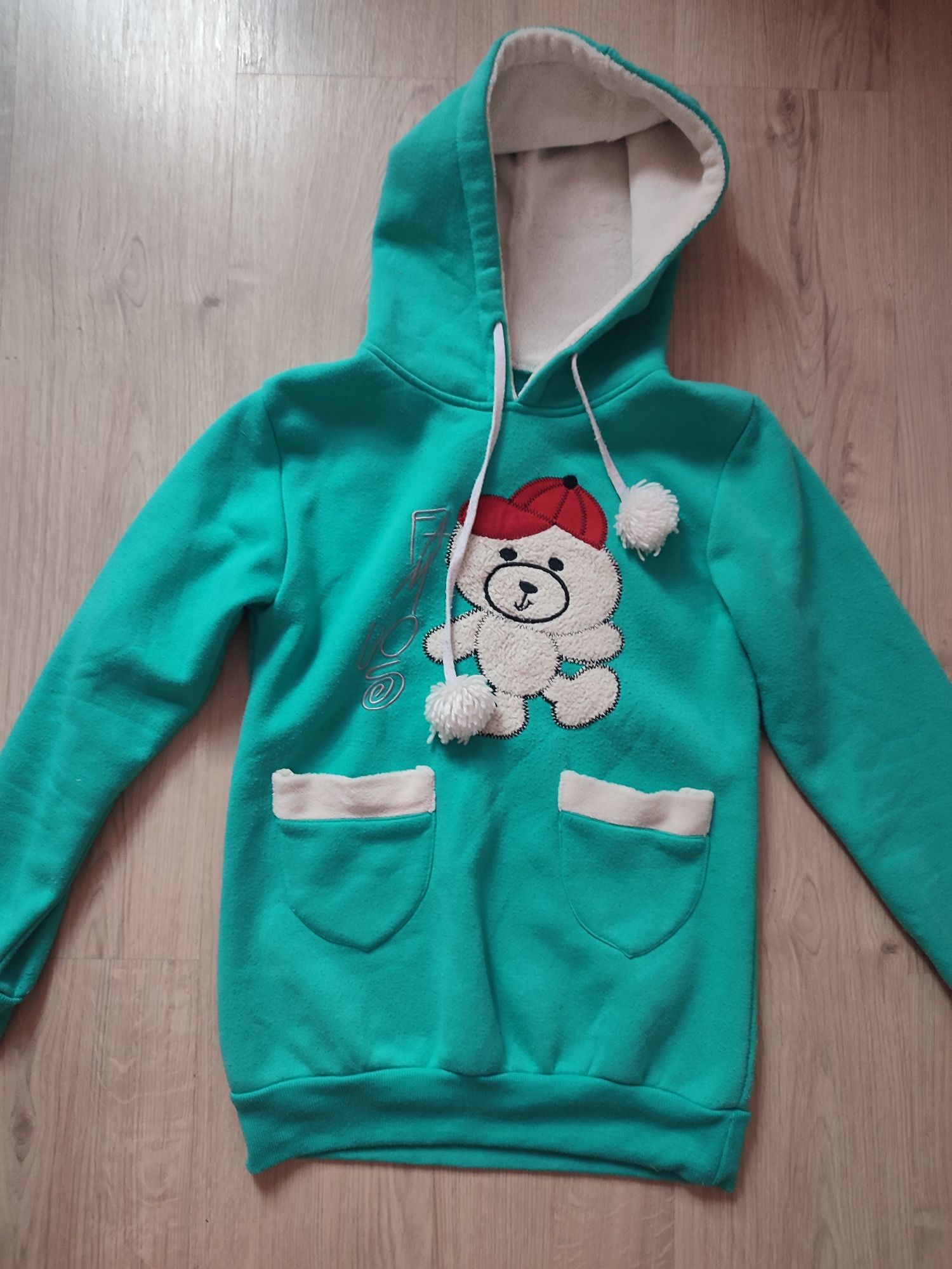Zielona bluza sweter z kapturem i pomponami miś