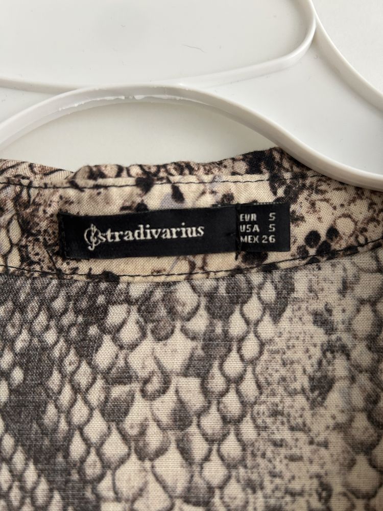 Długa szmizjerka w wężowy wzór Stradivarius