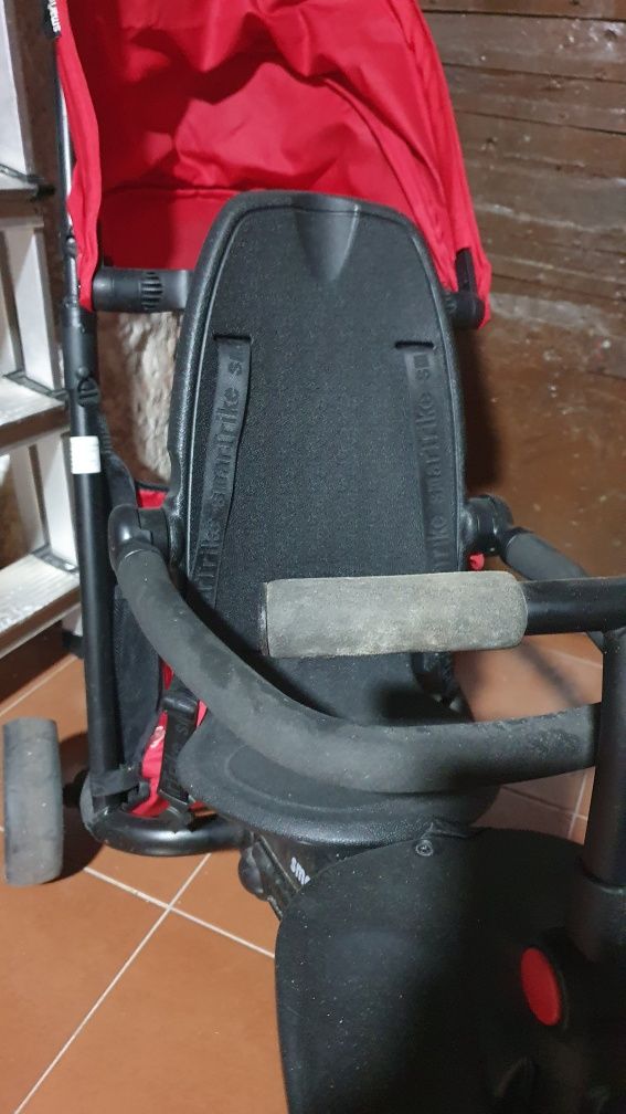 Triciclo vermelho