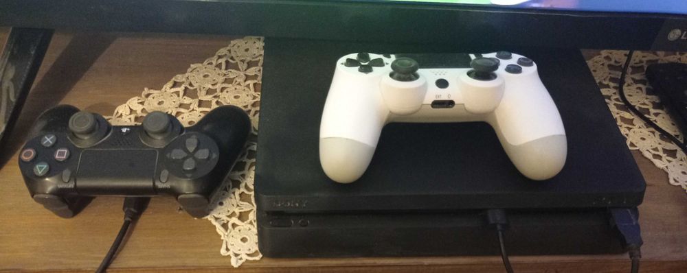 Ps4 slim 1 TB usada como nova