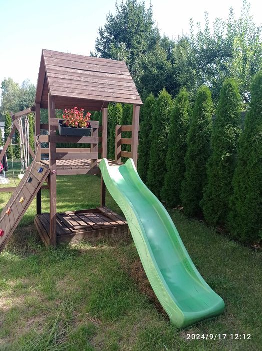 Plac zabaw z wyposażeniem