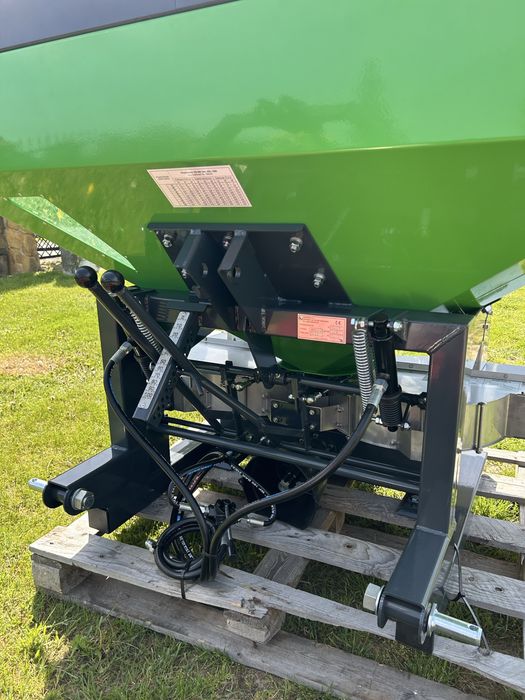 Rozsiewacz nawozu Polowy/Sadowniczy 600/1200L LANGREN