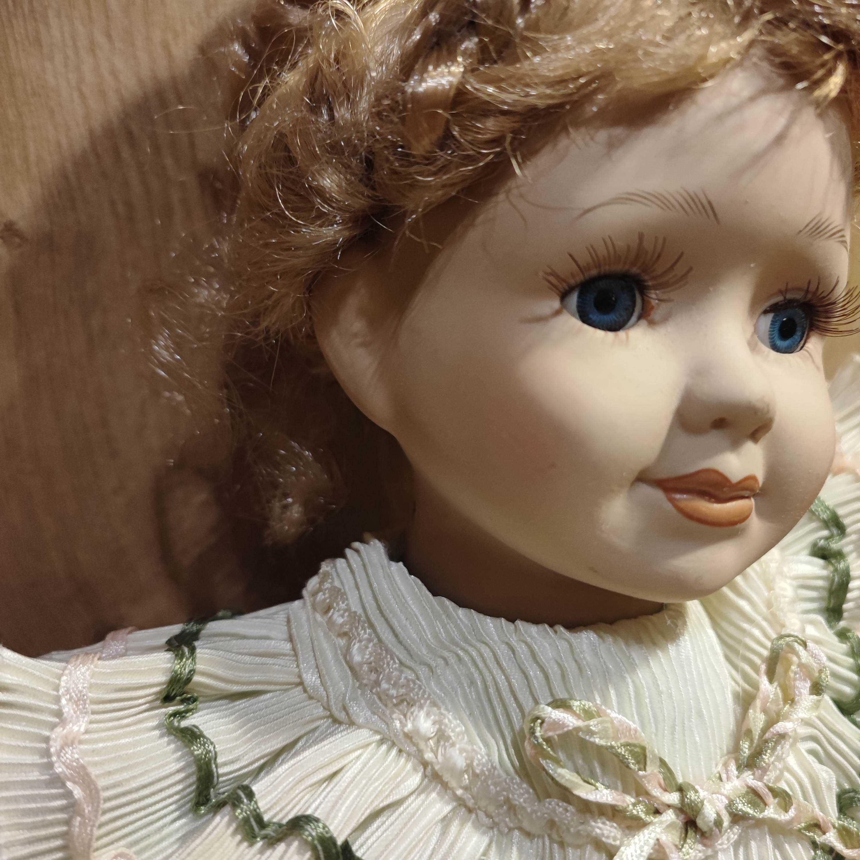 Dziewczynka z pakunkiem Porcelanowa Lalka kolekcjonerska