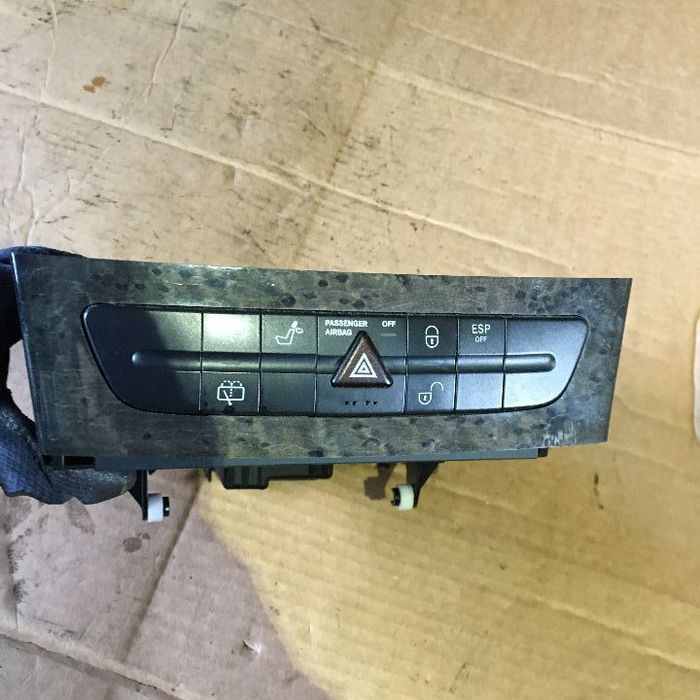 ZMIENIARKA CD PANEL MERCEDES W211 2116800552