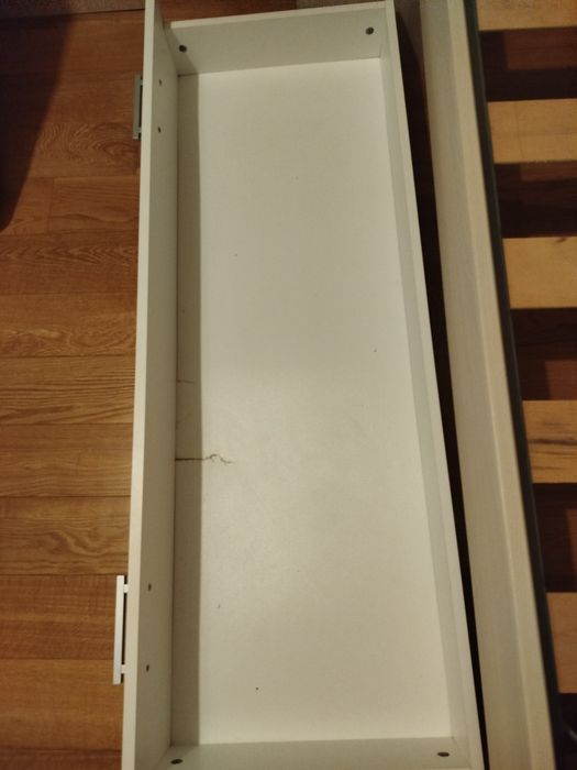 Cama individual bege e branco