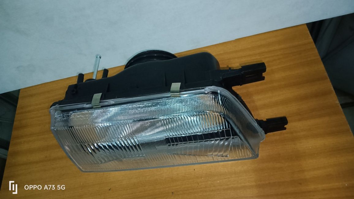 Farol Nissan cherry N13 ótica direita 1988