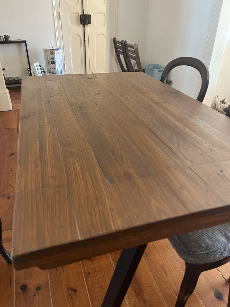 Mesa de madeira com pes de ferro preto