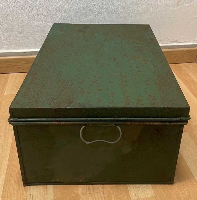 Caixa antiga, em chapa, arca ou bau