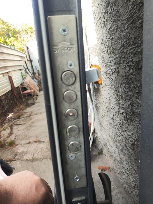 Вхідні металеві двері