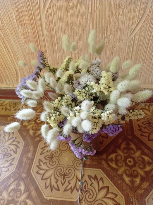 Букет із сухоцвітів, лагурус, кермек
