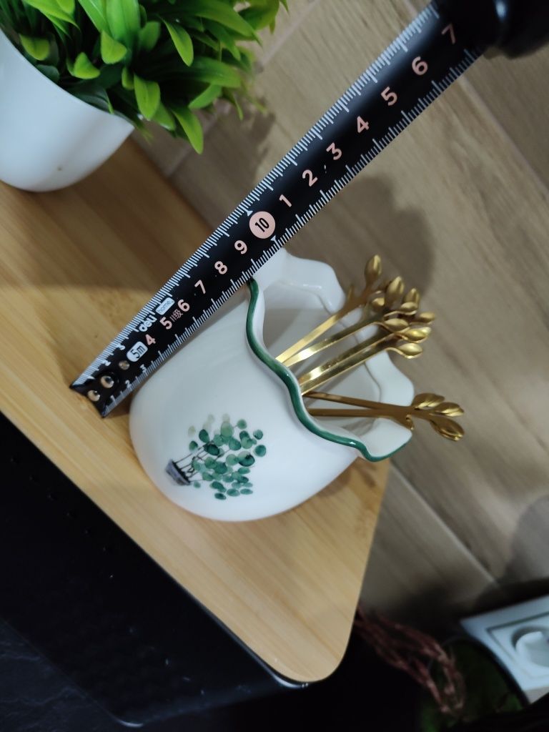 Złote widelczyki na przekąski w ozdobnym ceramicznym słoiczku