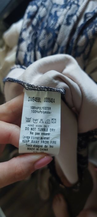 Sukienka midi elegancka koronkowa dopasowana z dekoltem halter S 36