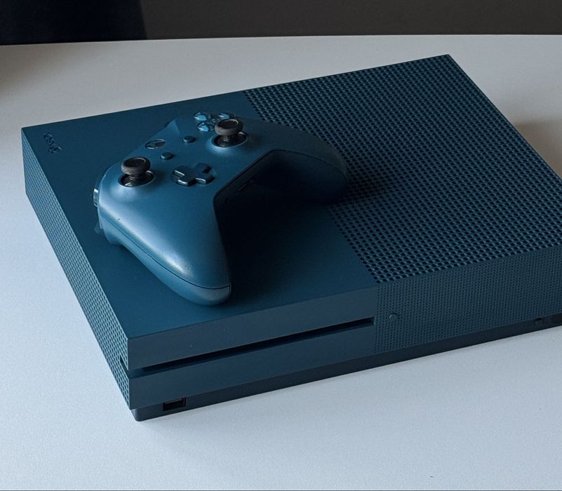 Xbox One S + 1 джойстик