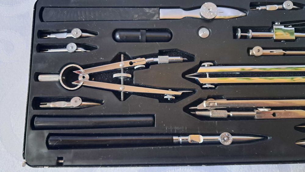 Skala PVIIc zestaw kreślarski cyrkle 15 elementów .