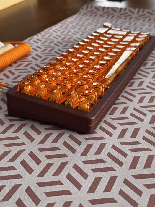 Персональна Естетика: Ексклюзивні Клавіатури для Вашого Робочого Столу