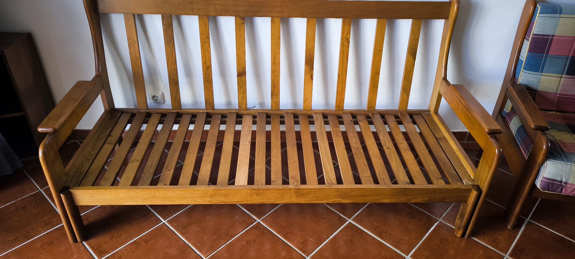 Sofá cama em madeira maciça