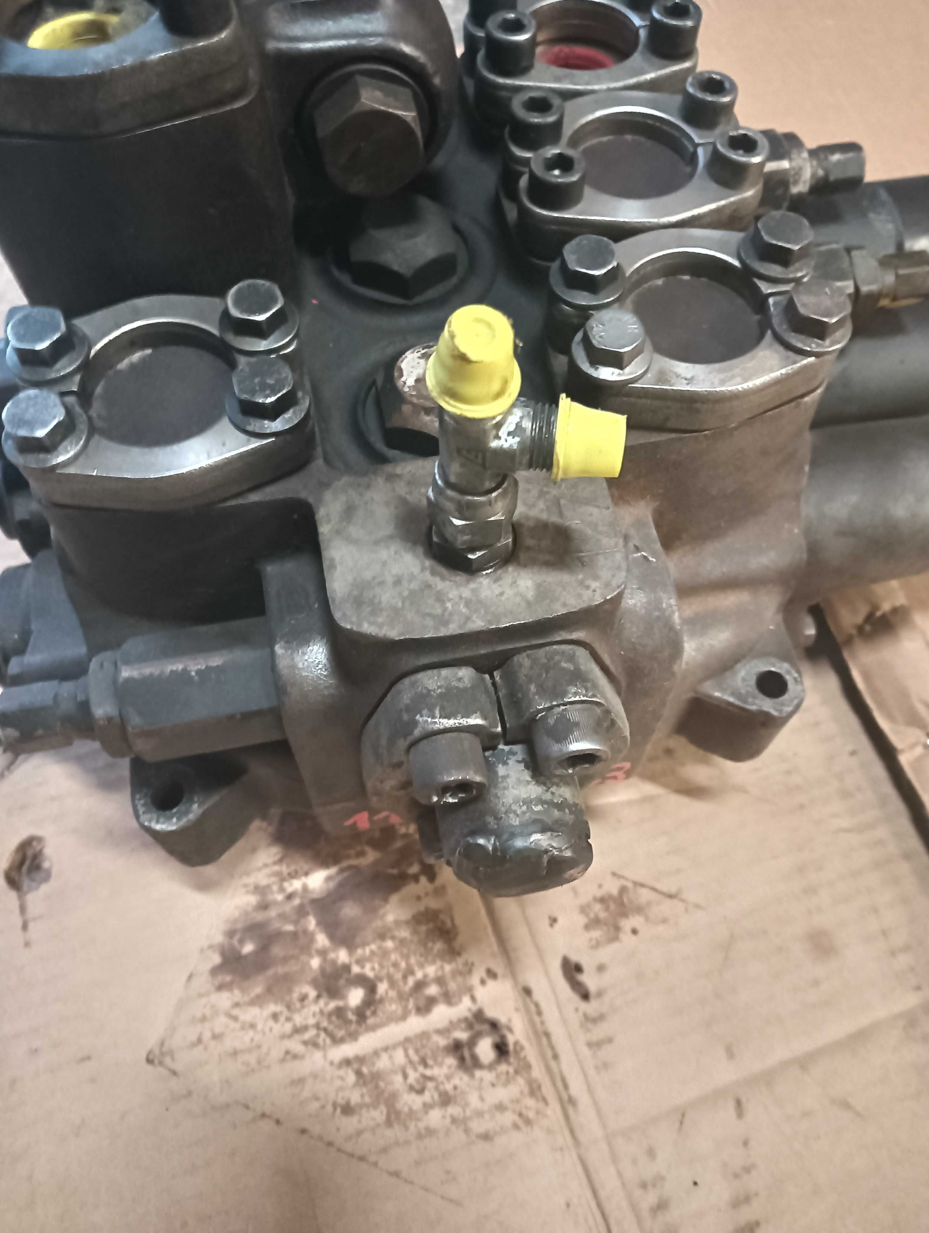 Rozdzielacz-zawór regulacji ciśnienia oleju. Ładowarka Volvo L-120D,E