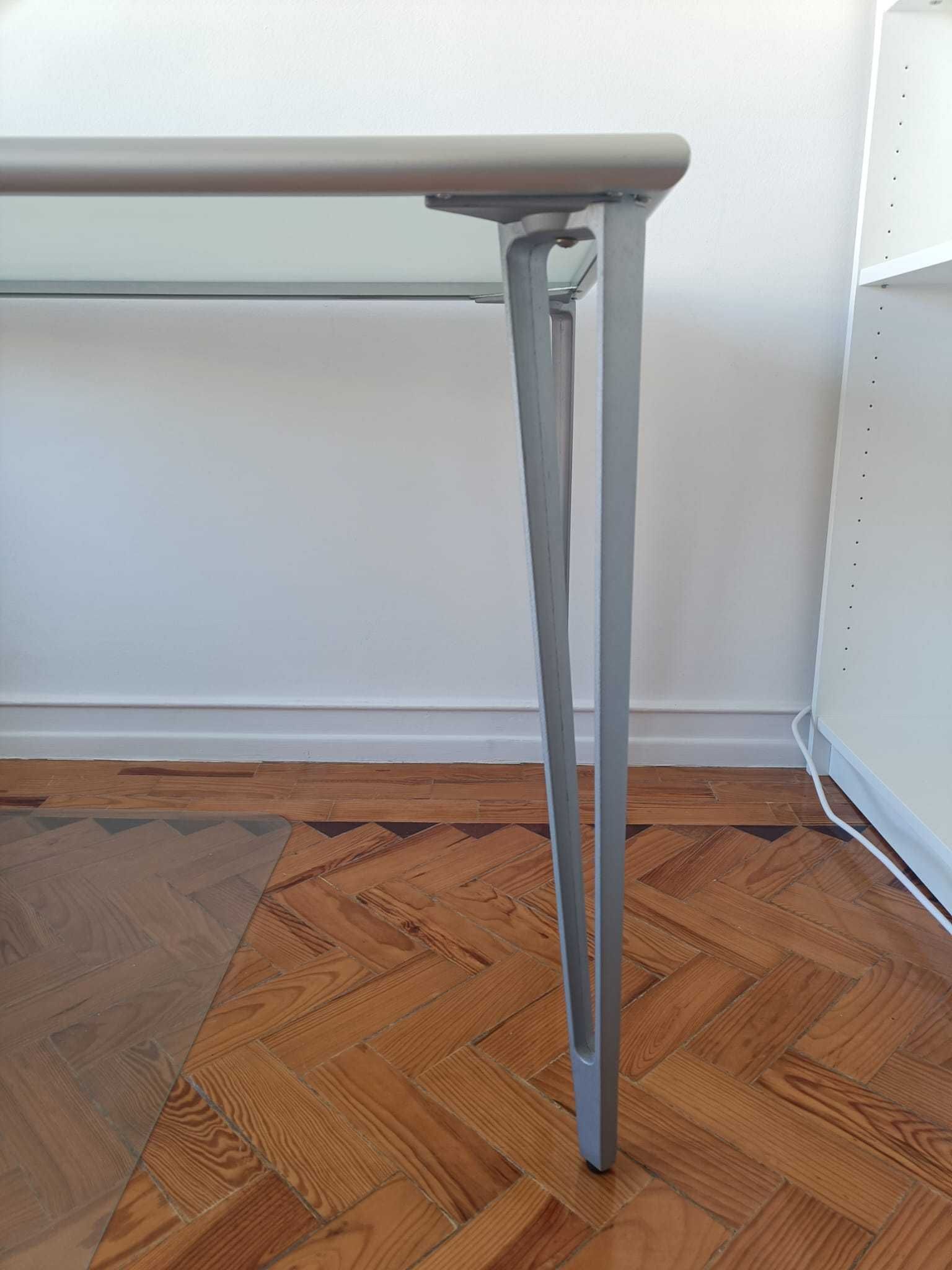 Mesa com tampo de vidro
