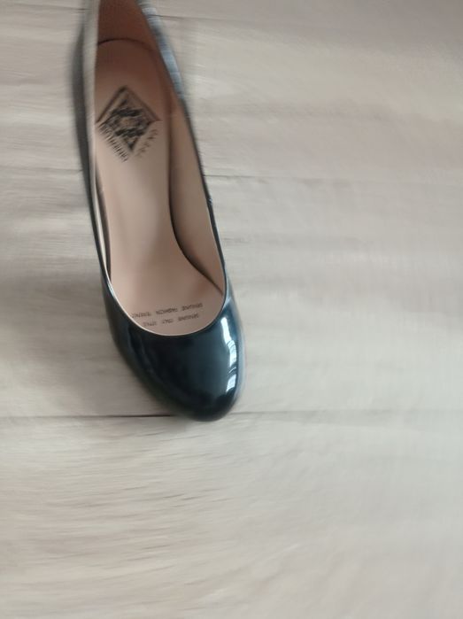 Туфлі лаковані на шпильці