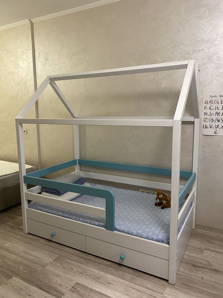 Дитяче красиве ліжечко