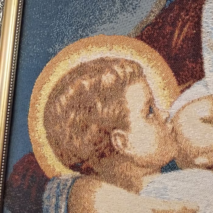 Гобелены в золотой раме и без