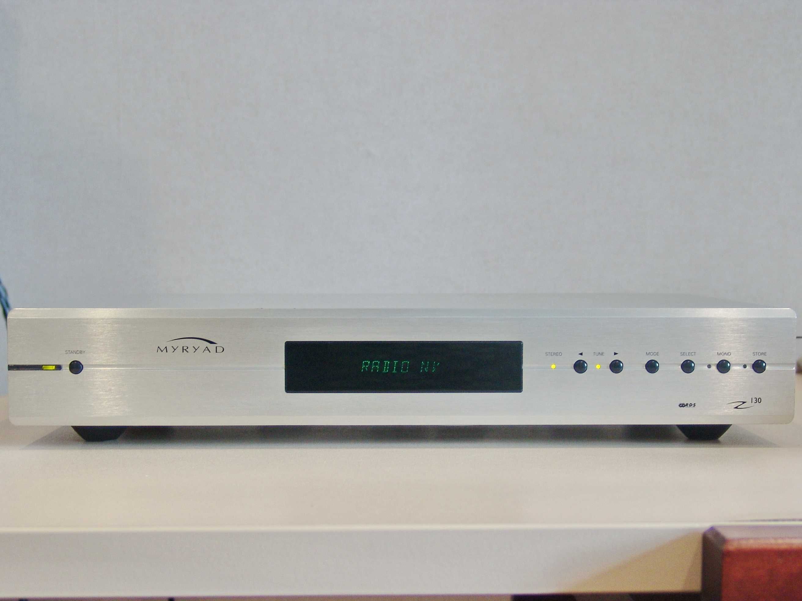 Hi-End Стерео FM тюнер Myryad Z 130. FM/AM тюнер ARCAM ALPHA 5 Plus.