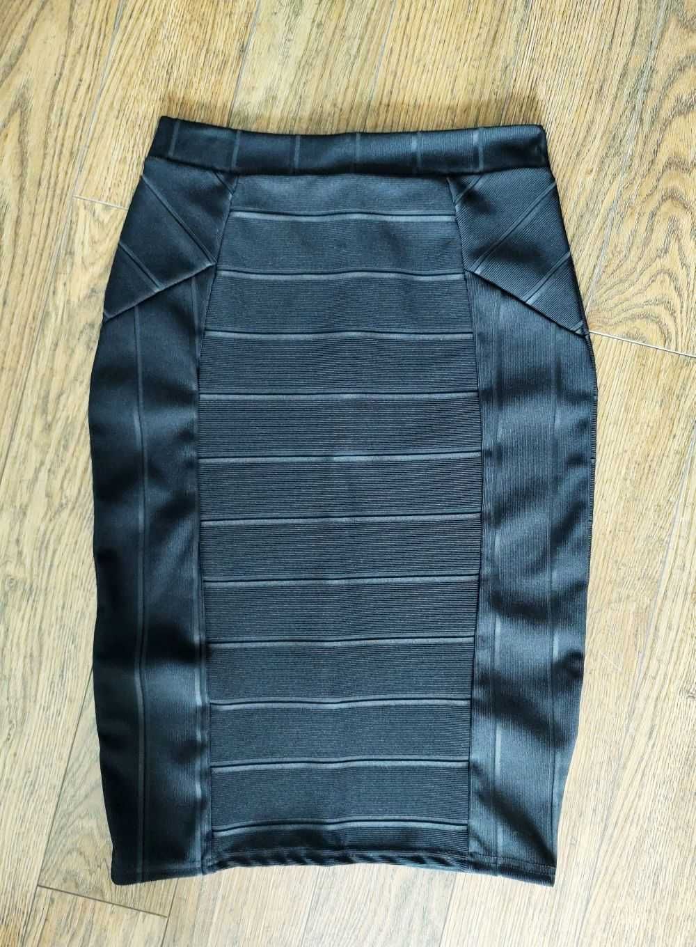 Czarna ołówkowa spódnica