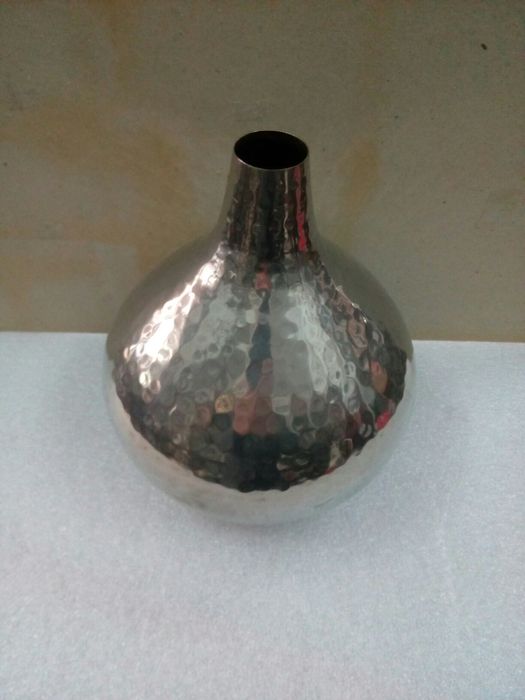 Jarra em metal trabalhada à mão modelo tipo garrafão raro
