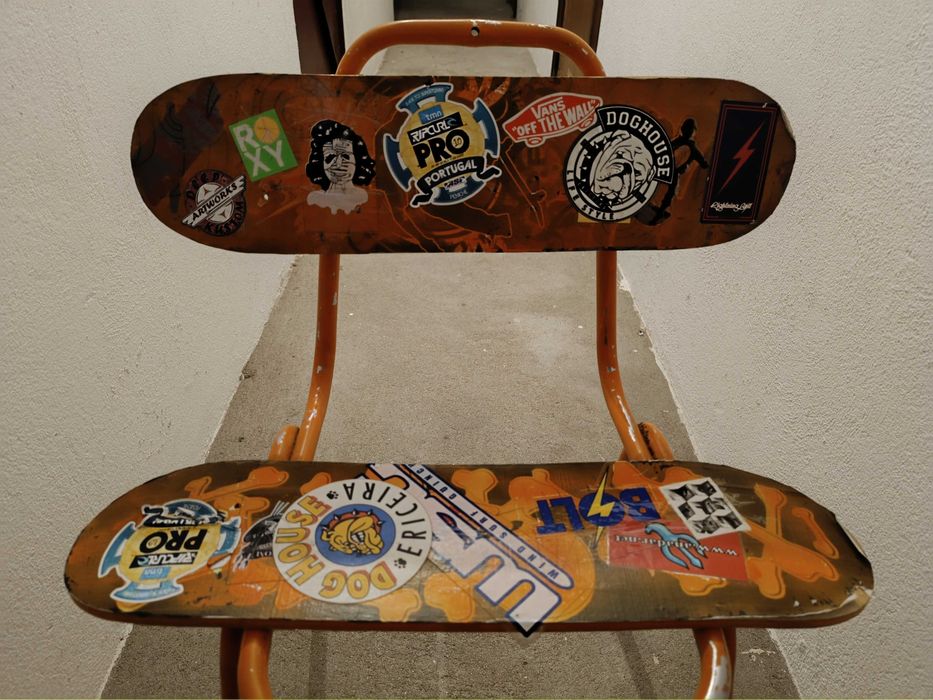 Cadeira Artística desenhada com duas pranchas de Surf