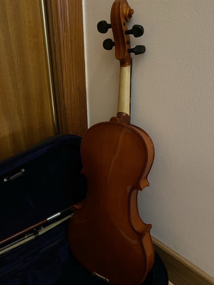 Violino quase nunca usado