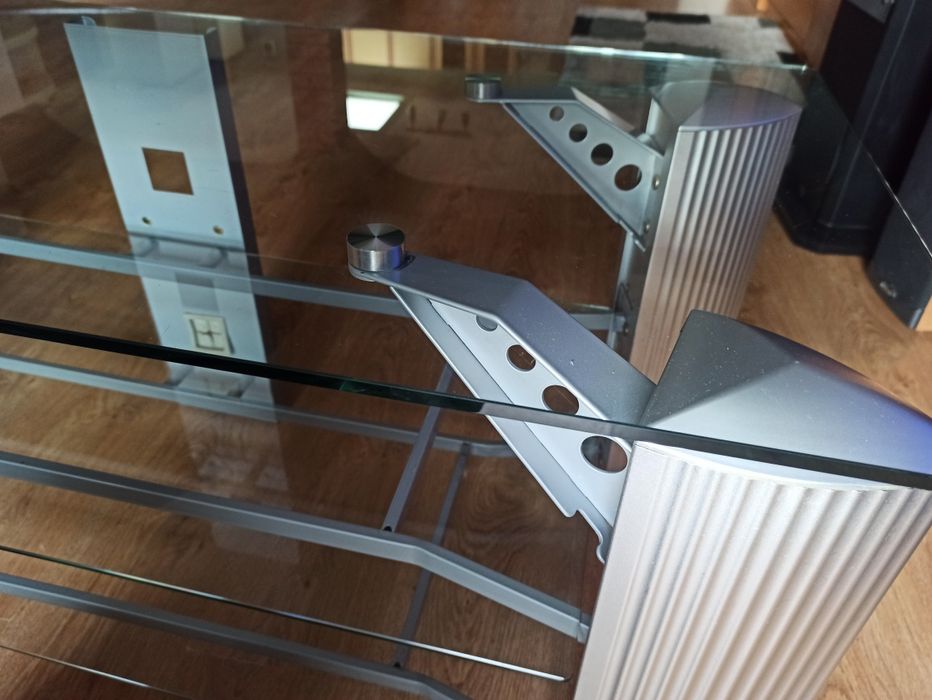 Wzmacniany szklany stół RTV