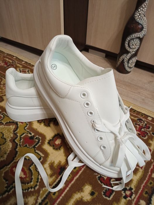 Кроссовки женские