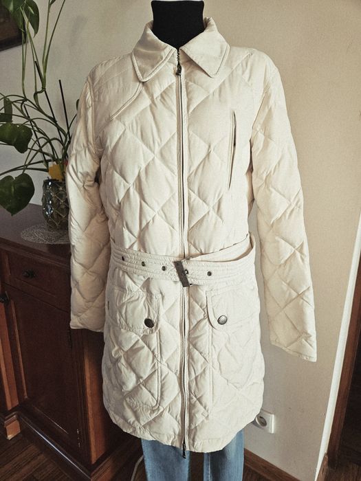 Kremowa pikowana kurtka damska z paskiem, długa, ocieplana