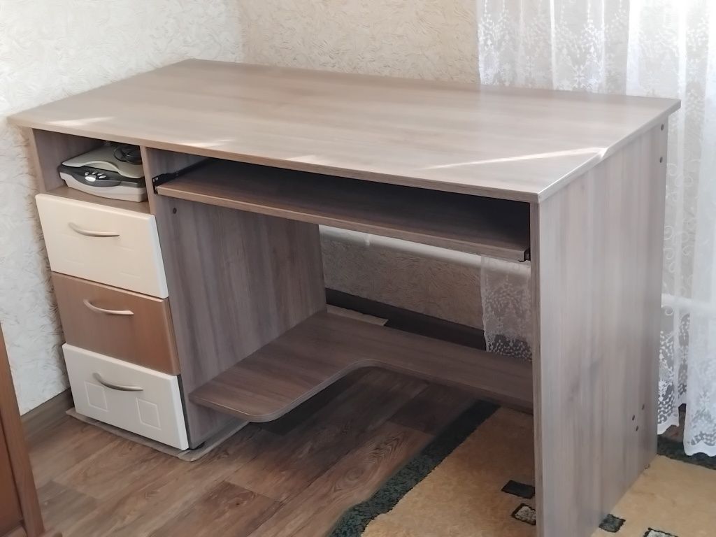 продам письмовий стол