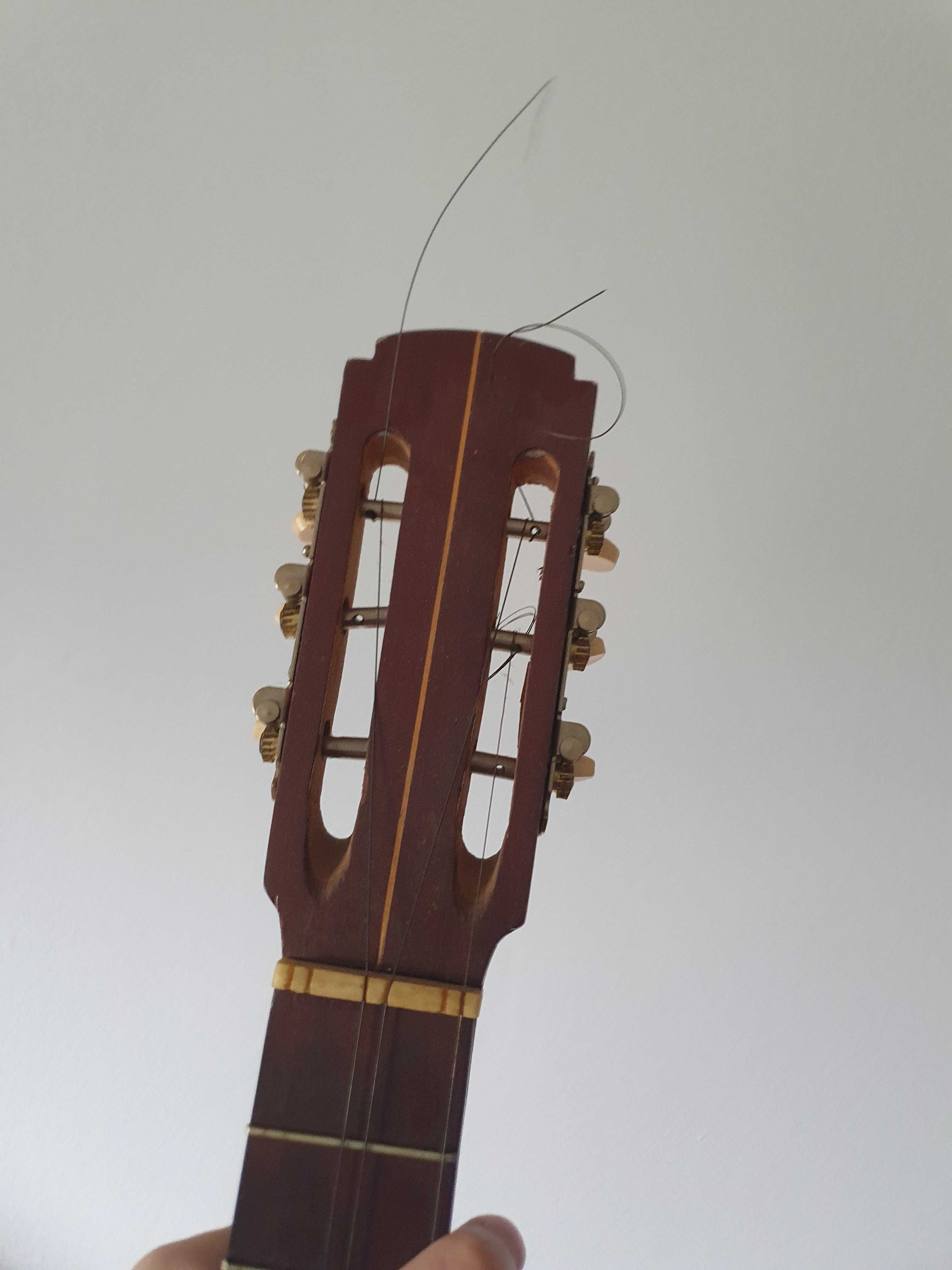 Stara gitara klasyczna - uszkodzona